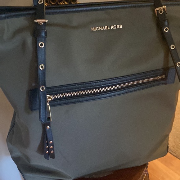 Authentic Michael Kors Leila Olive Green Large Nylon Tote Bag - Picture 3 of 16